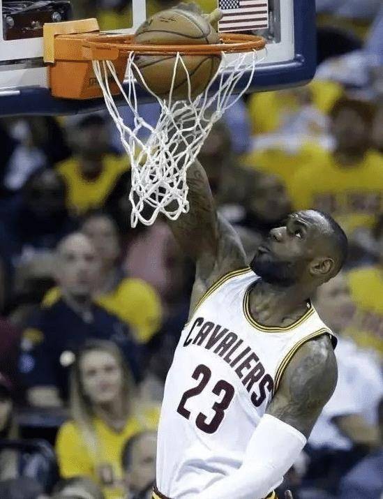 nba扣坏篮筐的人有哪些(NBA球星破坏力有多大？<a href=https://www.qiangssvip.com/temp/luoshanzuohuren target=_blank class=infotextkey>湖人</a>教练曾扣碎篮板，詹姆斯将篮球扣瘪)